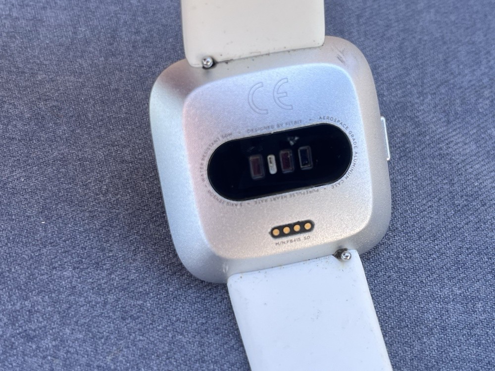 Fitbit Versa Lite FB415 SD Fitness Smartwatch Activity Tracker Silver UNTESTED