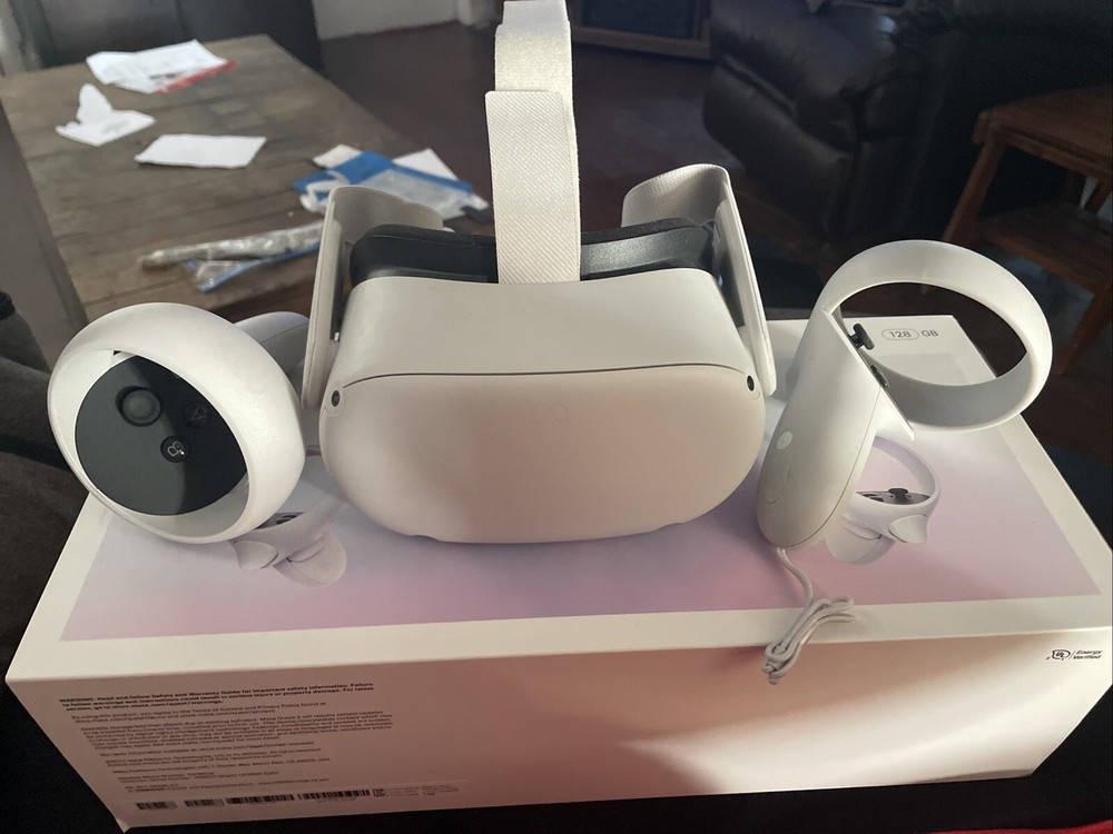 Slightly Used  meta oculus quest 2 128 gb