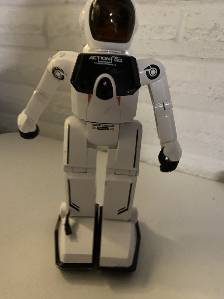 POWERS ON SILVERLIT 2002 ACTION GO PROGRAMMABLE WALKING ROBOT OBSTACLE SENSE