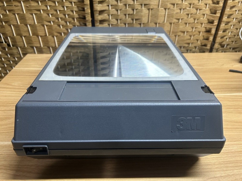3M Compact Folding Portable Overhead Projector 2000 AG Carrying Case Tabletop