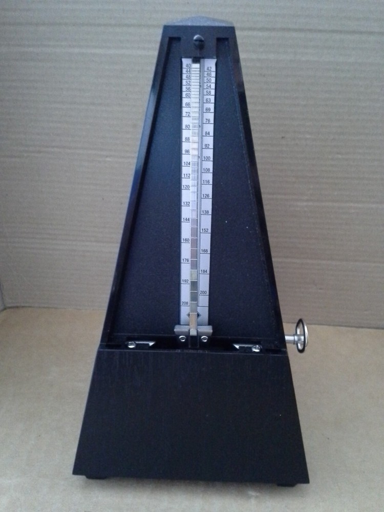 vintage. Wittner Plastic wind-up Black Metronome. Missing front Cover. Beautiful