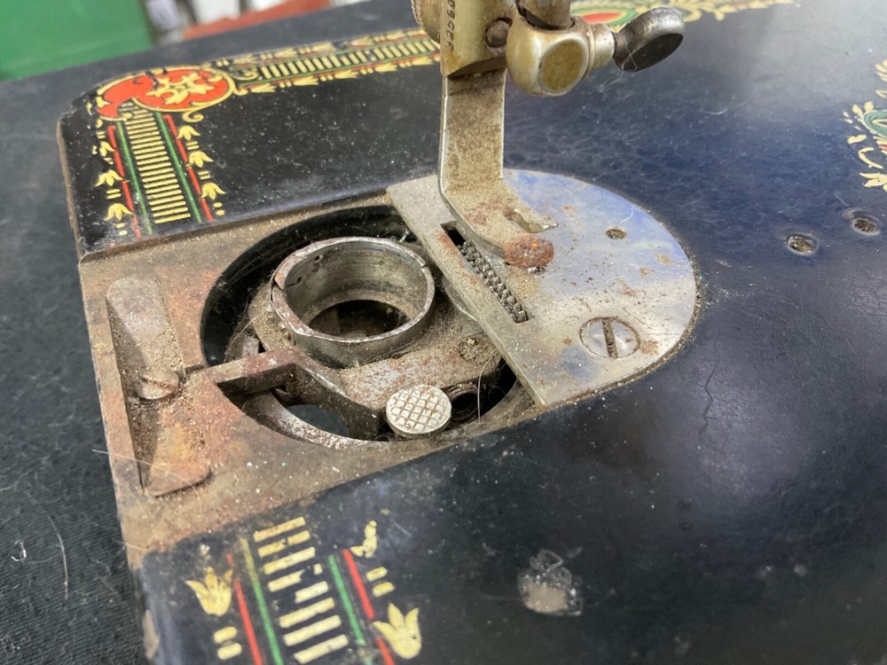 VINTAGE SINGER SEWING MACHINE
