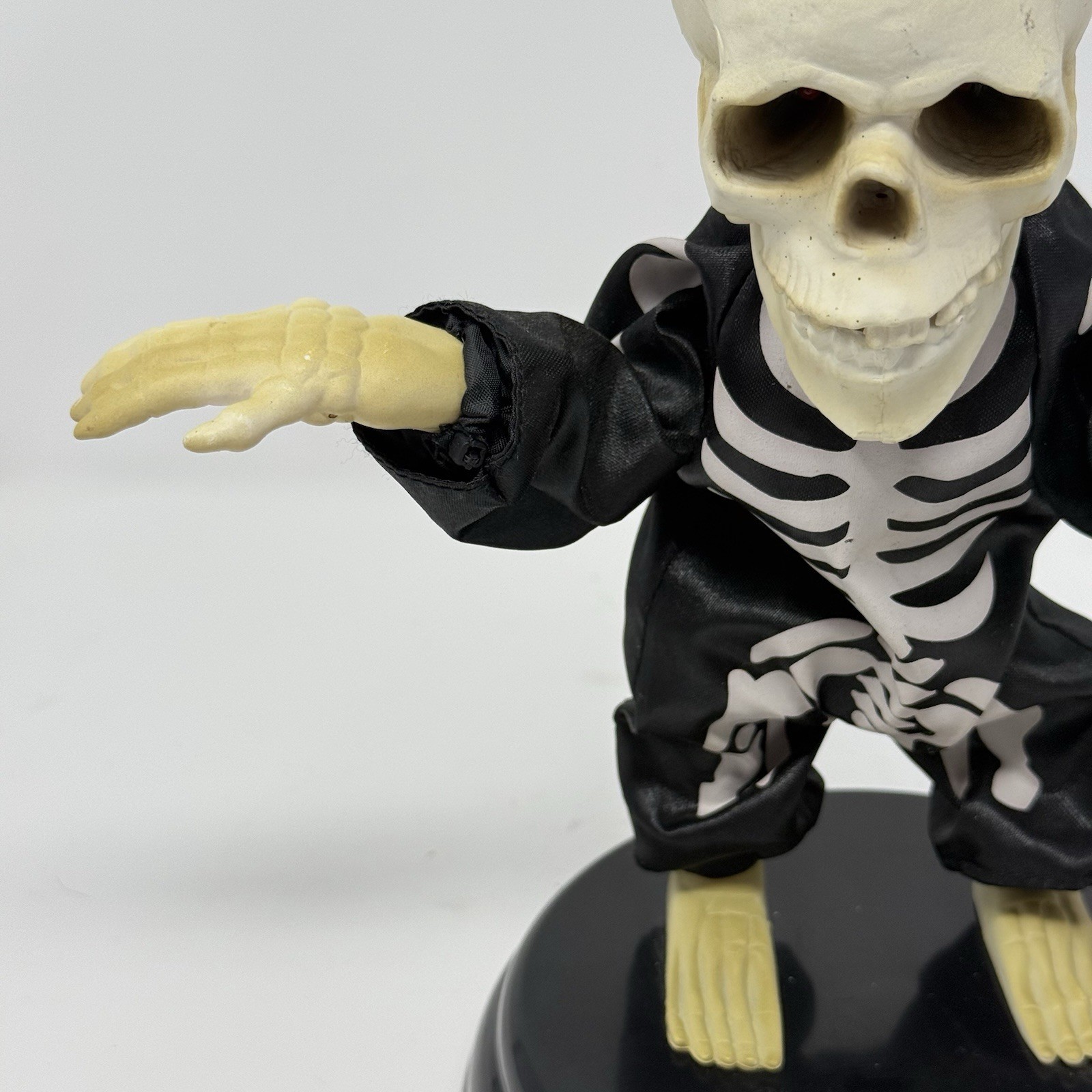 Fully Works Gemmy Groove Line Grave Raver Groovin’ Ghoul Skeleton Dancing