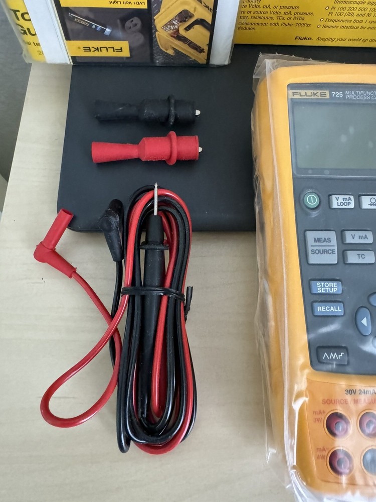 Fluke 725 Multifunction Process Calibrator W / Leads/(NEW FACTORY BOX)