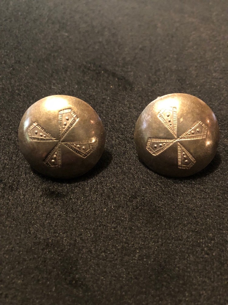 Earrings. Vintage Silver Screw on.