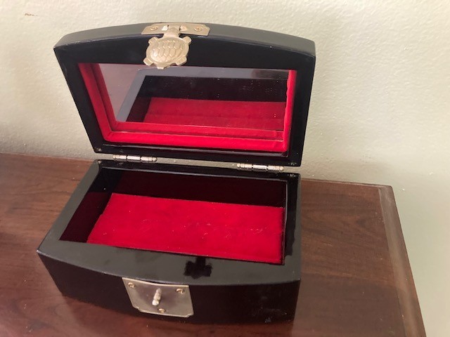 Vintage Korean Black Lacquered Mother of Pearll Jewelry Box 3.5'' X 6'' X 2''