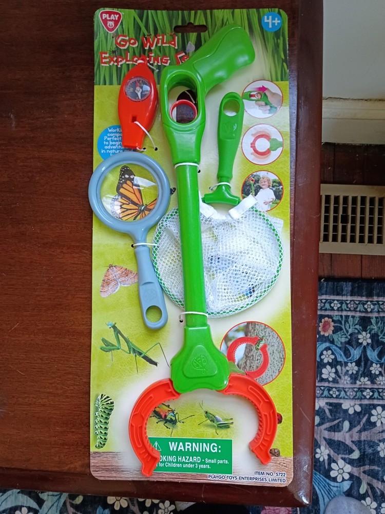 Four Go Wild Exploring Kits And Two Bug Carry Cases.