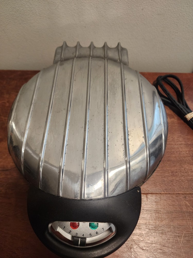 VillaWare Model 2004 Uno Classic Waffler Round Chrome Waffle Maker