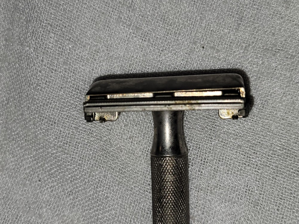 VINTAGE GILLETTE SAFTY RAZOR REG US PAT. OFF & Shaving Cup