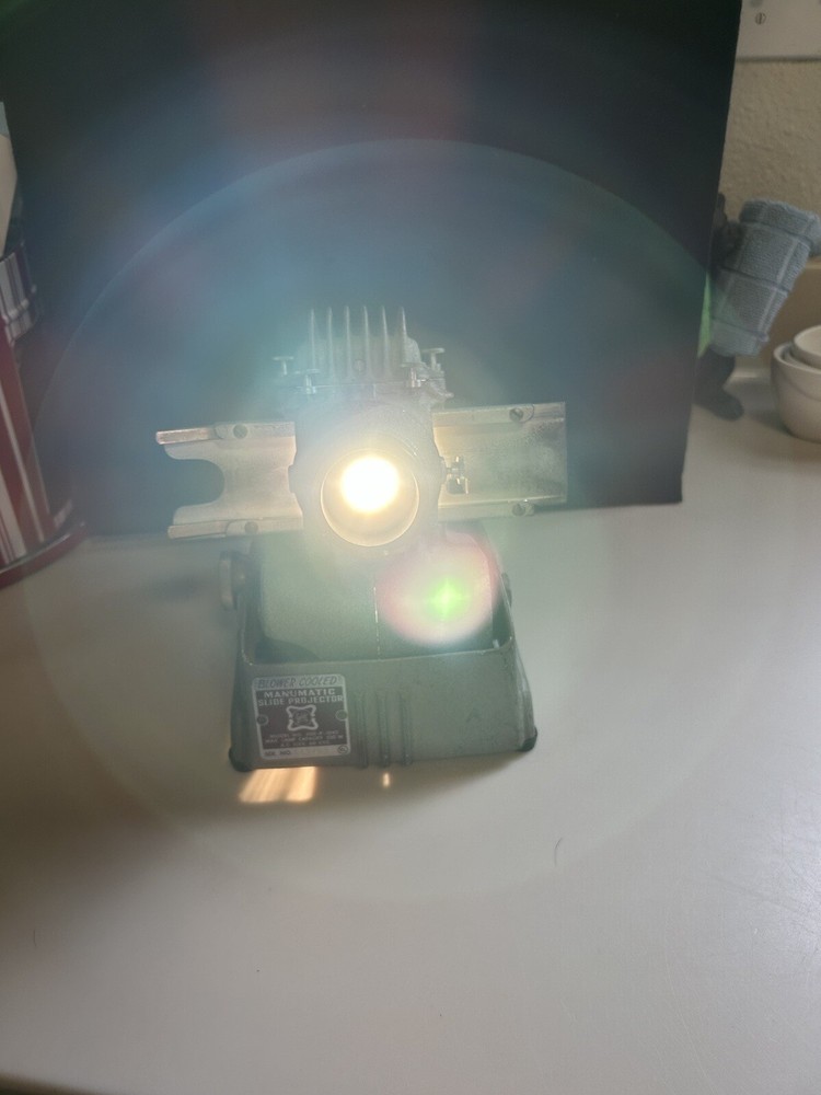 GOLDE MANUMATIC SLIDE PROJECTOR, BLOWER COOLED, MODEL 300-P-1042, POWERS UP