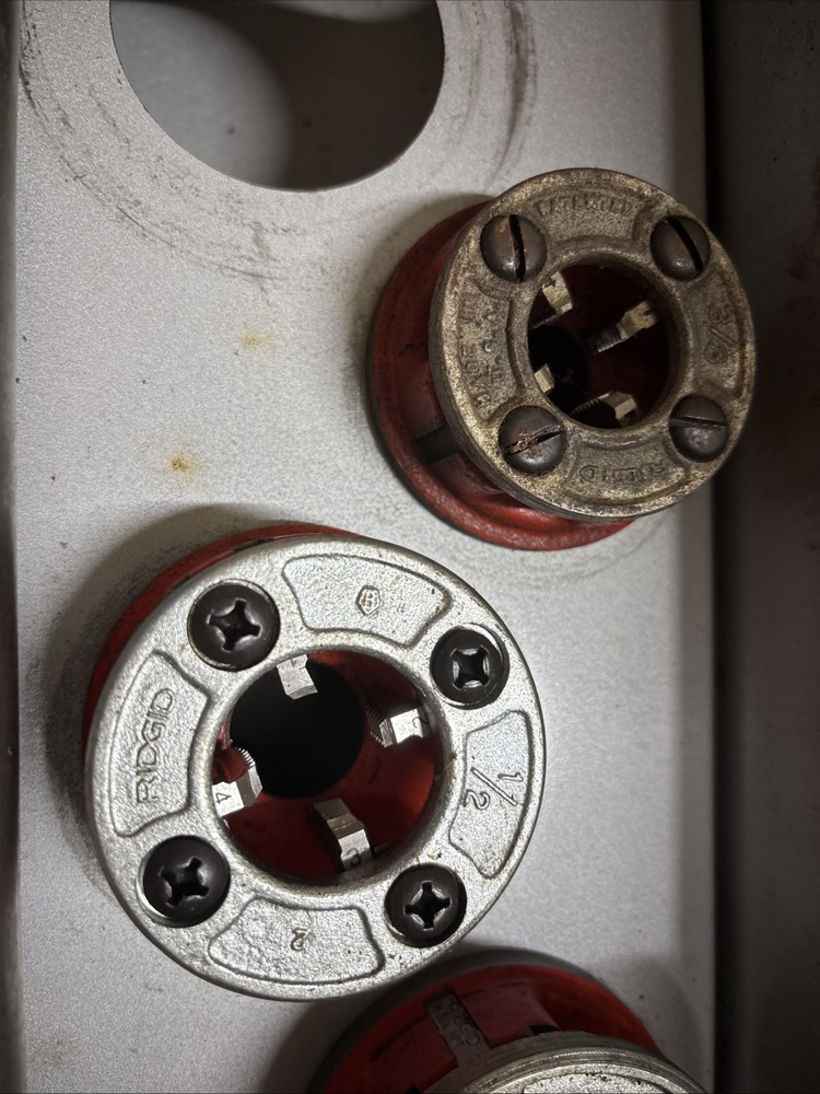 RIDGID 11R RACHETING PIPE THREADERS (4) AND HANDLE / CASE