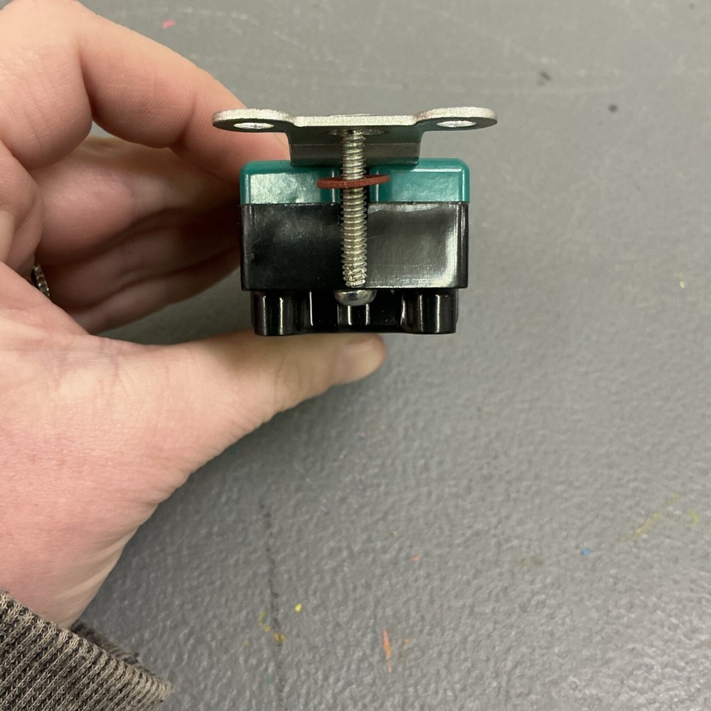 Hubbell 3031L Toggle Switch w/ Key, Single-Pole 30A 120v - ECS