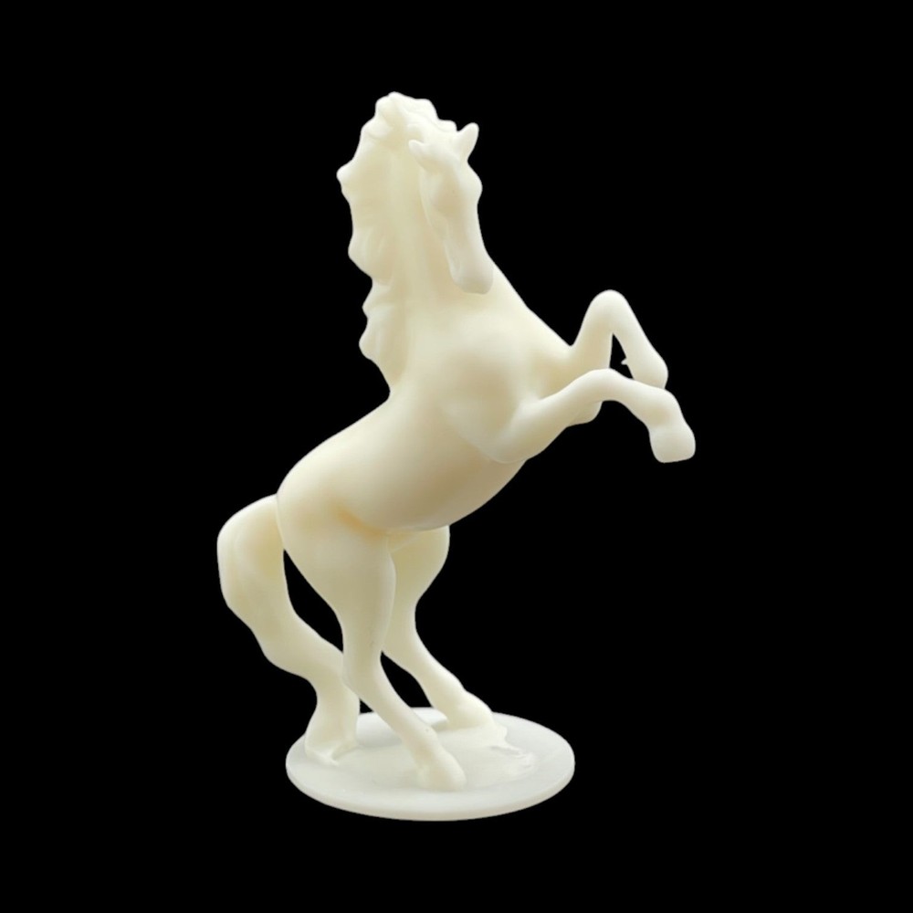 Bronco or Mustang Mascot 27' - HO Scale - White