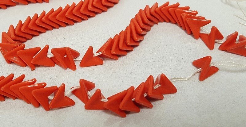 100 VINTAGE CORAL ACRYLIC STACKABLE CHEVRON TRIANGLE 10mm. DECO BEADS N492