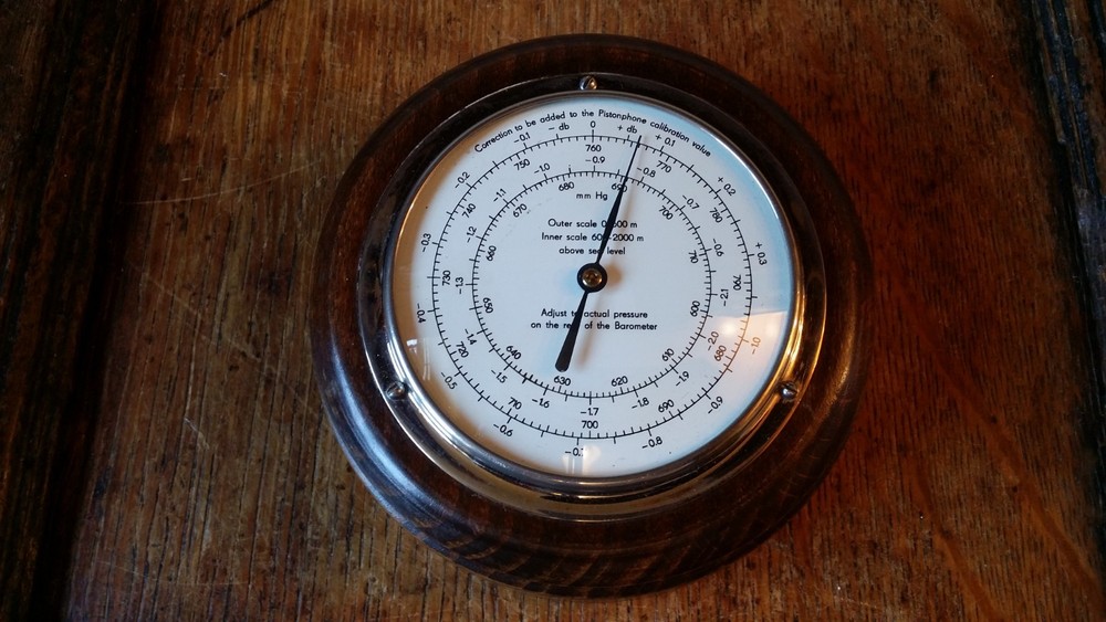 VINTAGE PISTONPHONE ANEROID BAROMETER