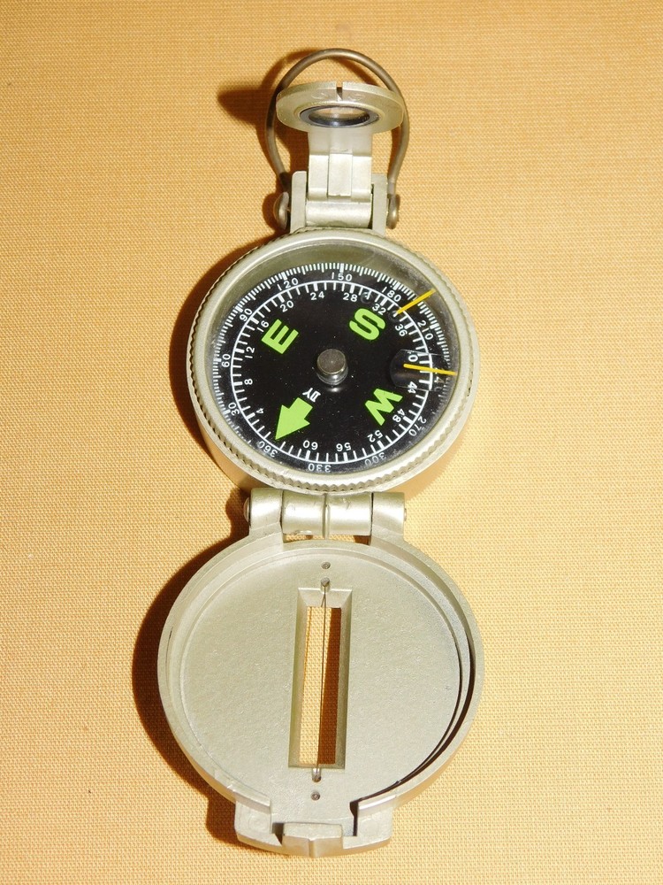 2" ACROSS PLASTIC COMPASS WORKING CONDITION