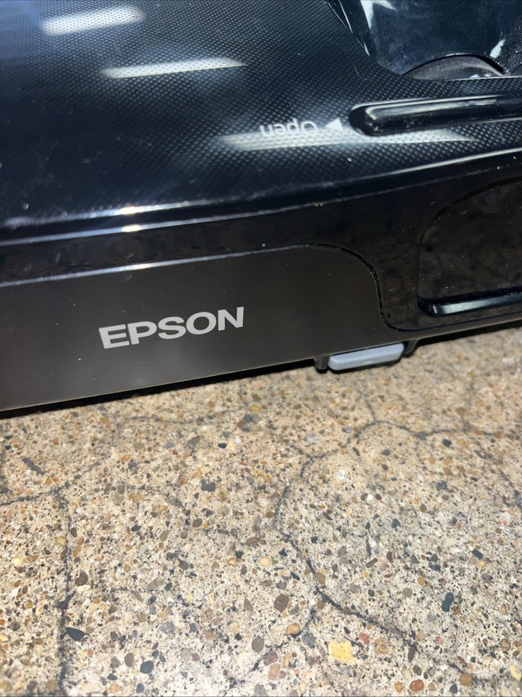 Epson EX5210 LCD Projector No Remote Tested and working