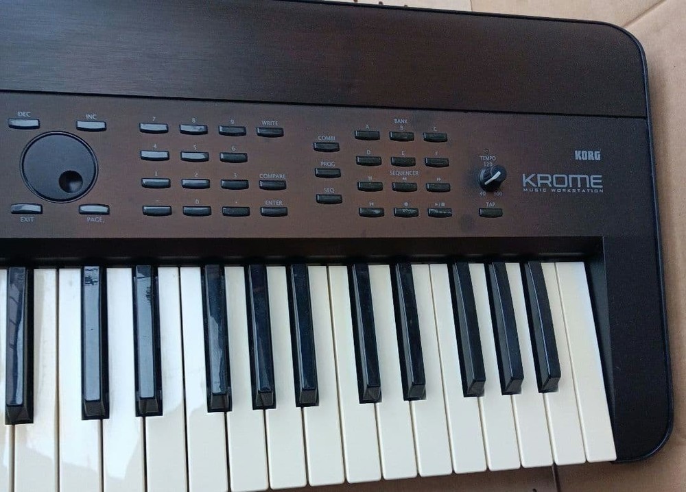 KORG KROME 61 Keys Synthesizer Used
