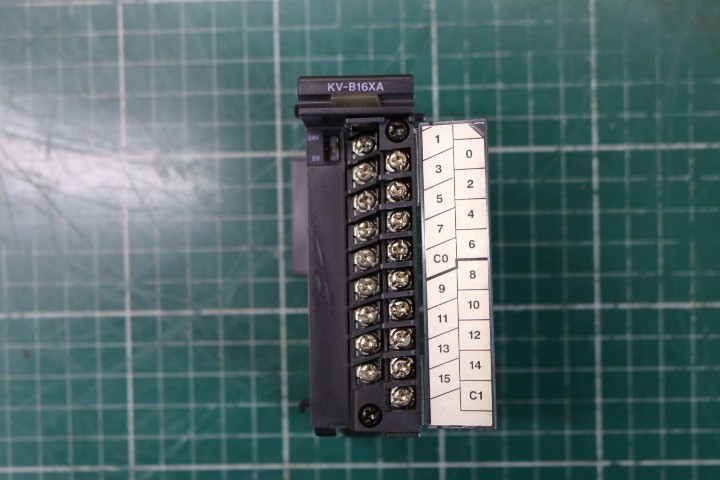 KEYENCE KV-B16XA 16-Point Screw Terminal Input Unit USED