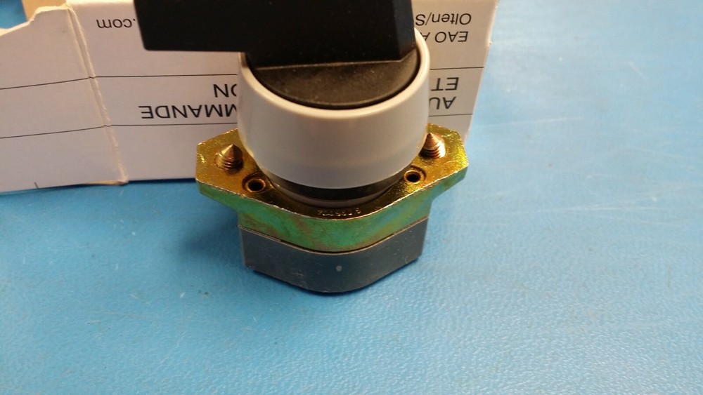 (1 PC) EAO SWITCH 704.102.0/6 SELECTOR SWITCH-ACTUATOR 2 POSIT