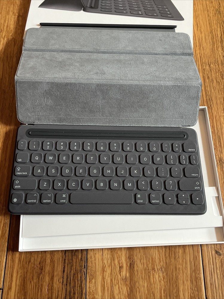 APPLE Smart Keyboard PRE-OWNED NICE!!!