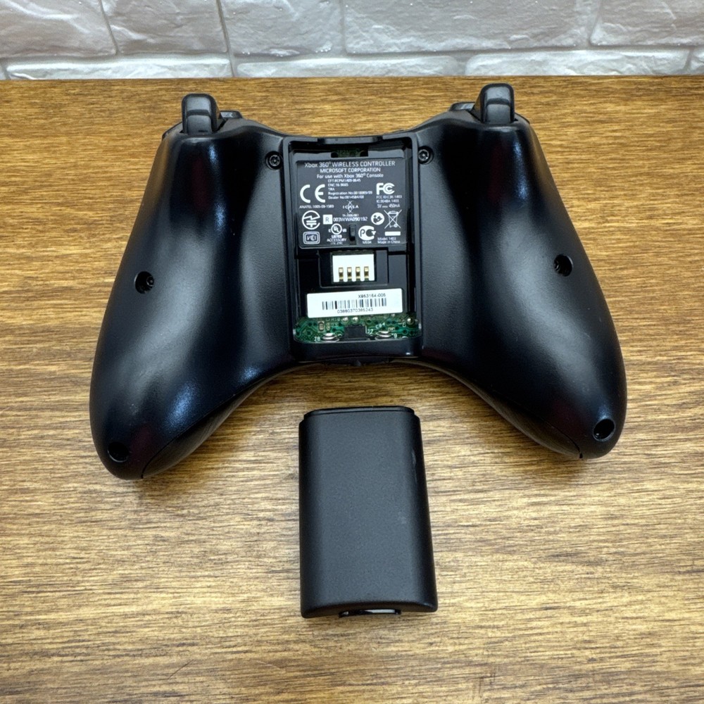 Microsoft Xbox 360 Wireless Controller Black/Black w/Batteries Model 1403 Tested