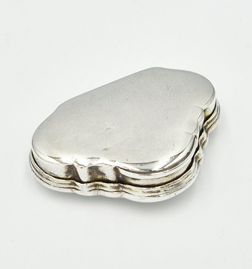FINE 18TH CENTURY SOLID SILVER SNUFF BOX c1760
