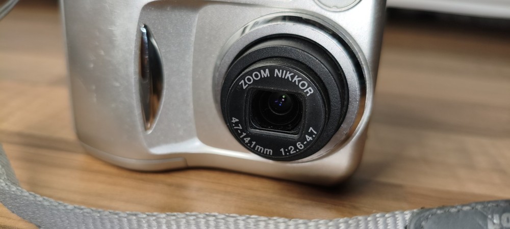 Nikon Coolpix 2100 Digital Camera Silver Tested Working