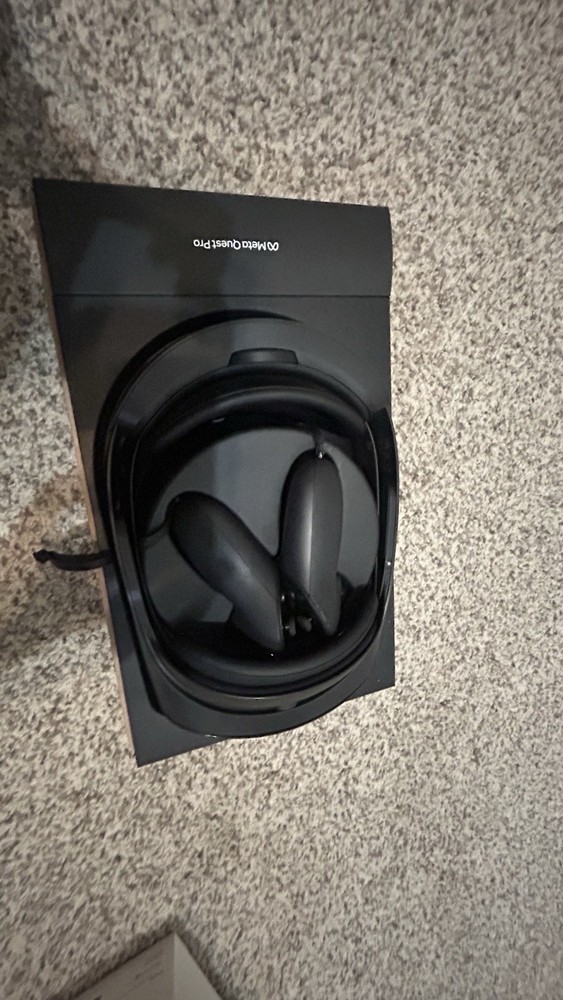 Meta Quest Pro 256GB Headset & Controllers Set