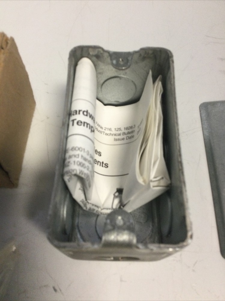 NEW, JOHNSON CONTROLS, TE-6001-3G, TEMP. SENSOR WALL MOUNT. (2D-4)