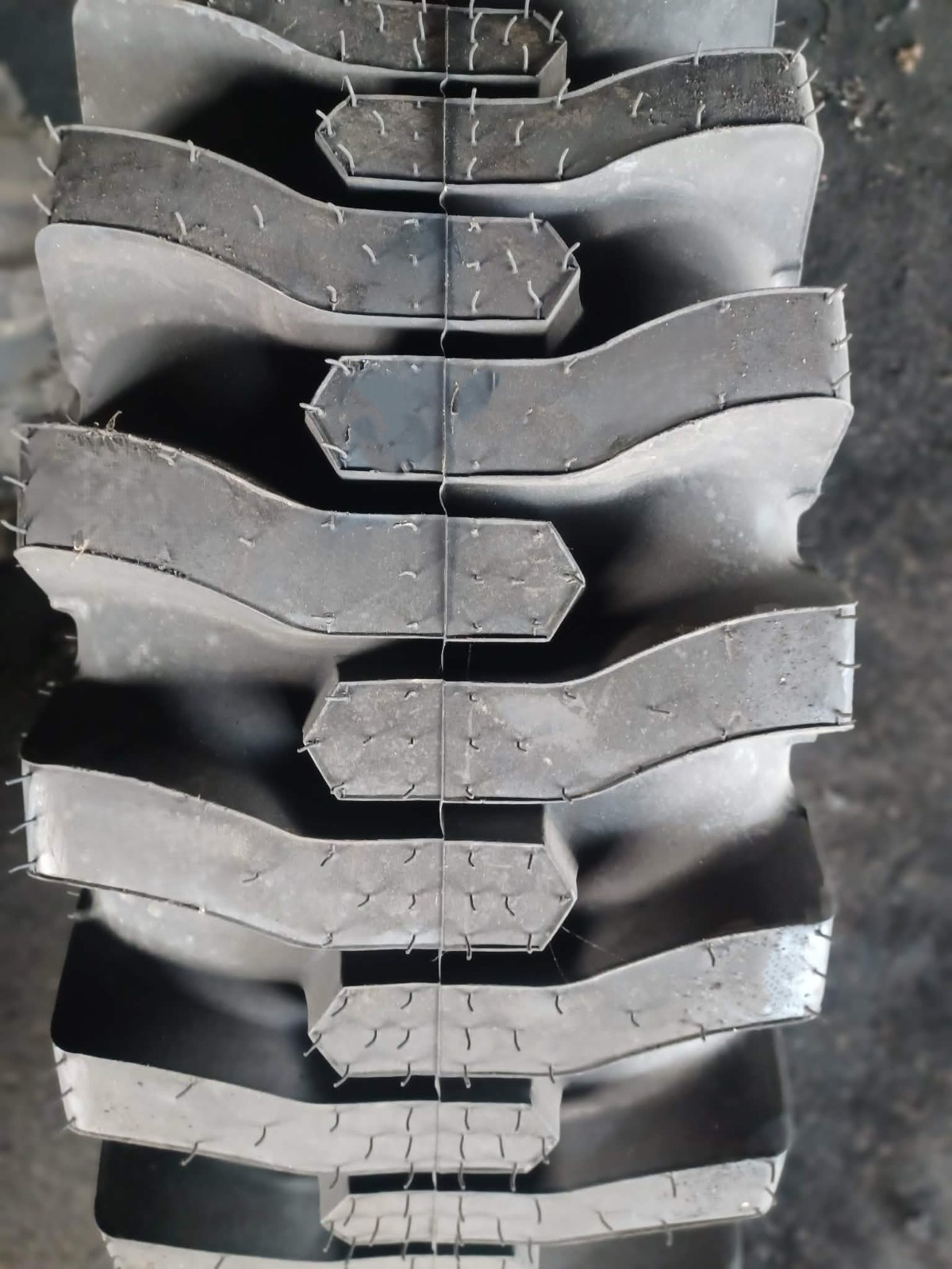 12.5/80-18 TIRE R-4 INDUSTRIAL 6PLY NEW COSMETIC BLEM 1258018 12.5 80 18