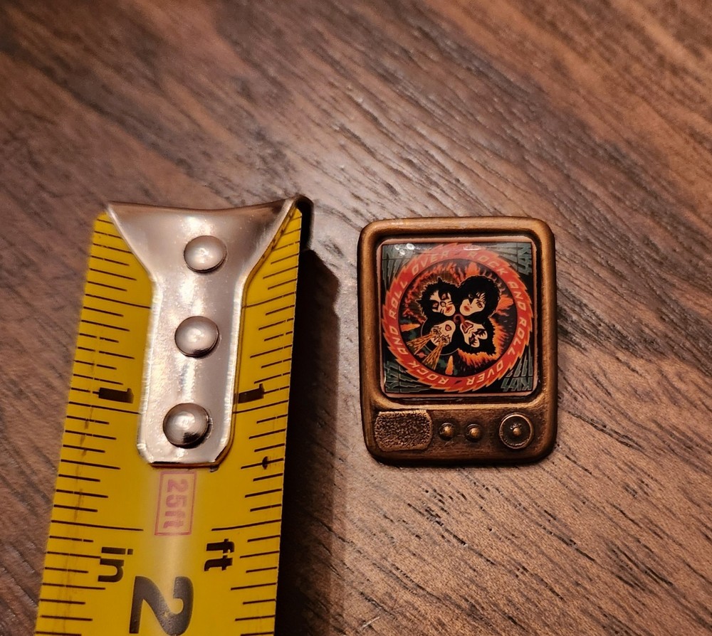 Kiss Pin. Rock and Rollover.1977 TV set.. Aucoin