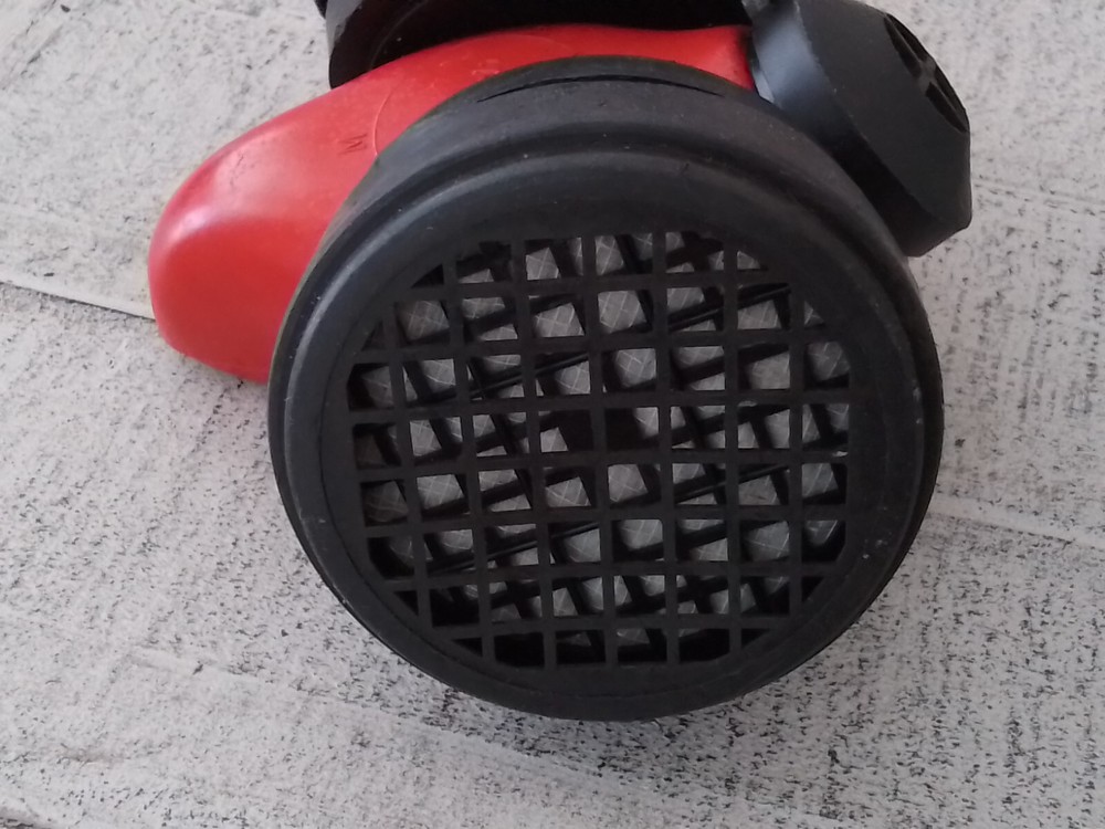 PRO TECH RESPIRATOR [MEDIUM]WITH 4 ADDITIONAL CARTRIDGES NEEDS STRAPS