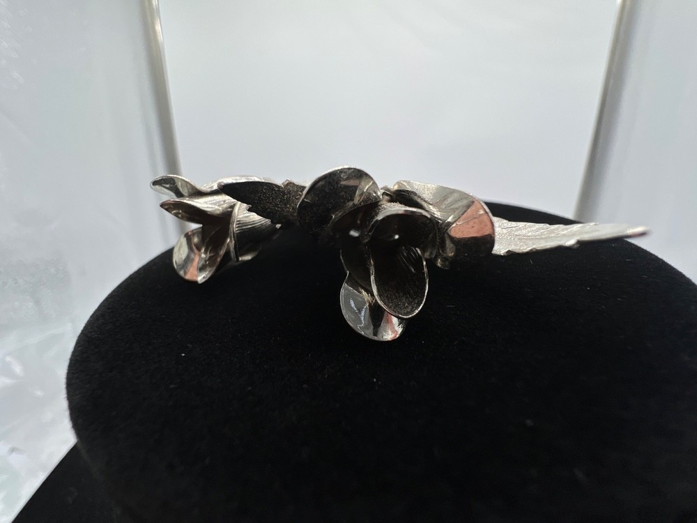 Silver Rosebud Brooch Pin With Textured Leaf Design
