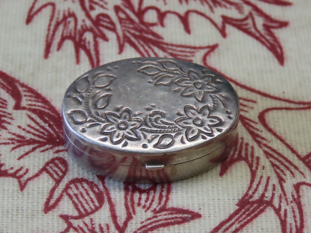 Engraved silver pill box, 925