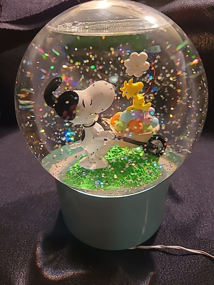 Snoopy Easter LIGHT UP Water Globe Snow Globe Please Read