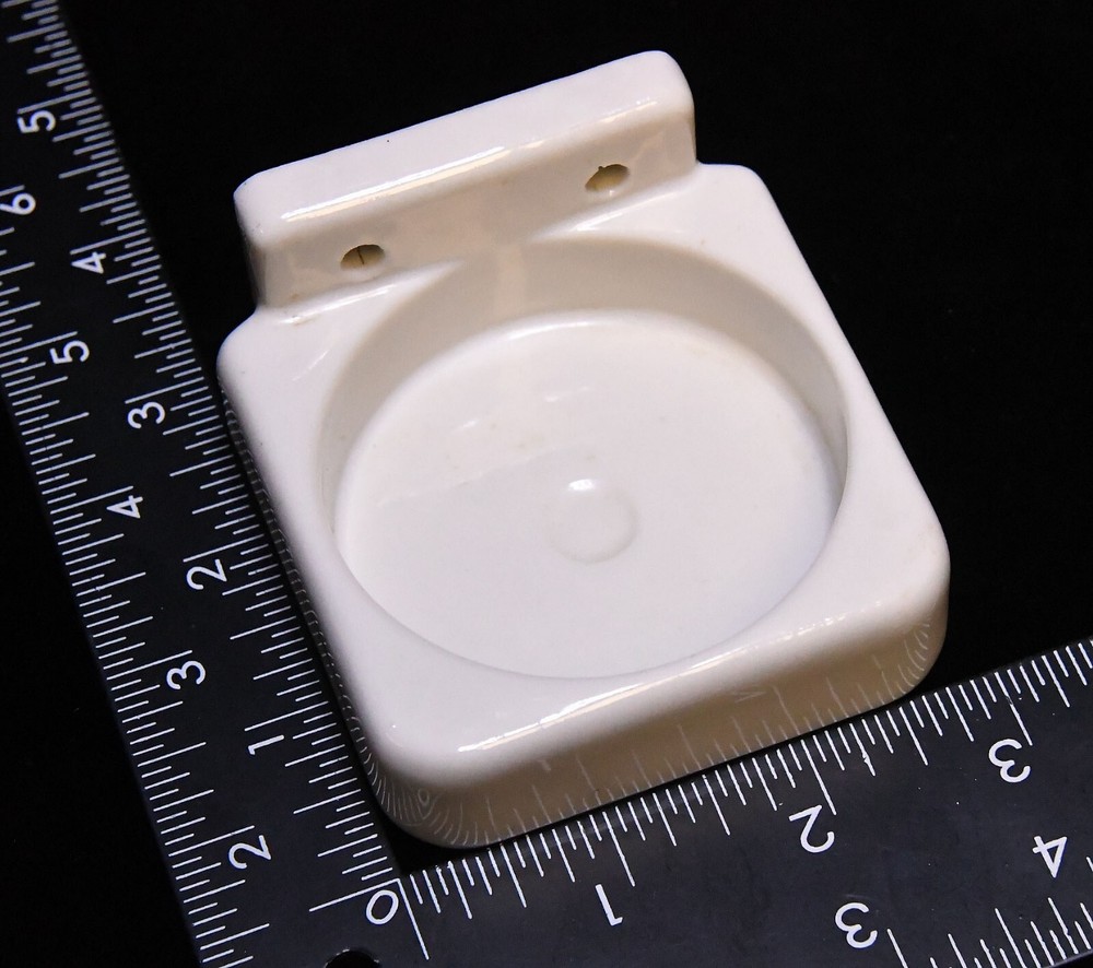 VINTAGE WHITE CERAMIC WALL MOUNT CUB HOLDER