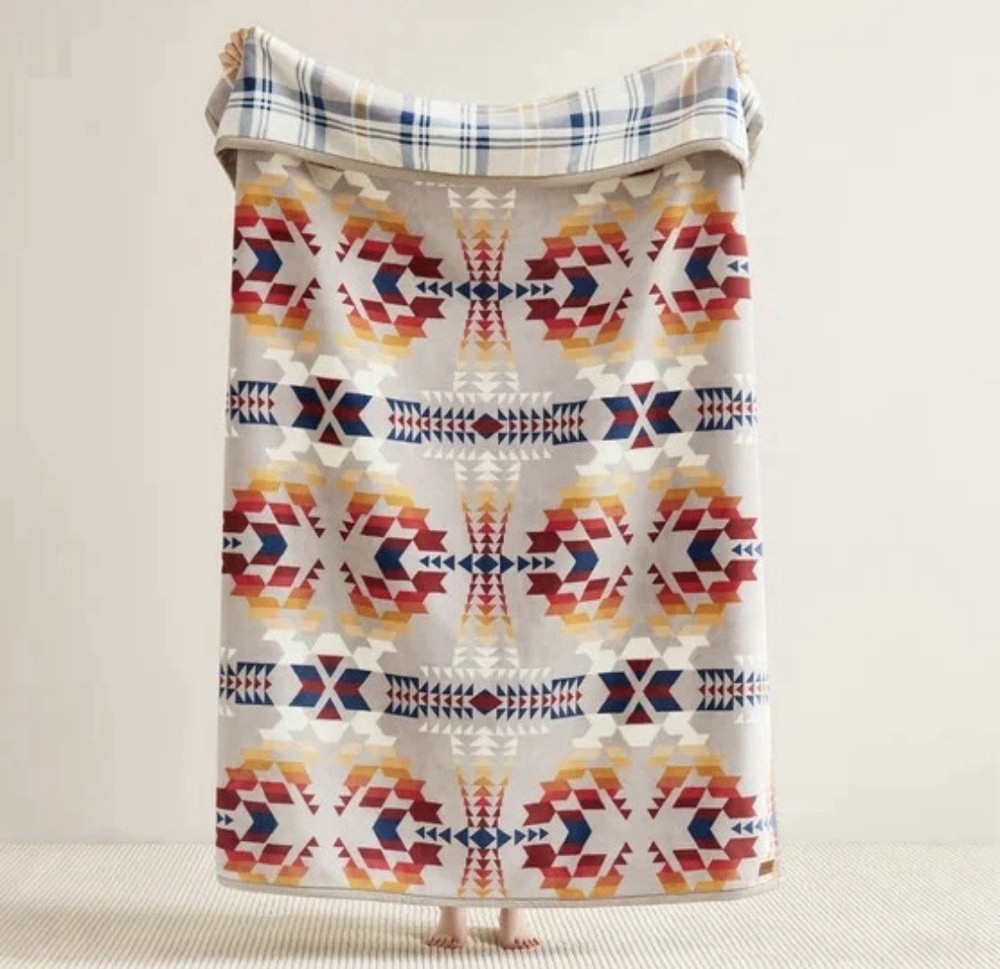NEW Pendleton Reversible Plush Throw-50x70in 100% Polyester Legend Lake Gray