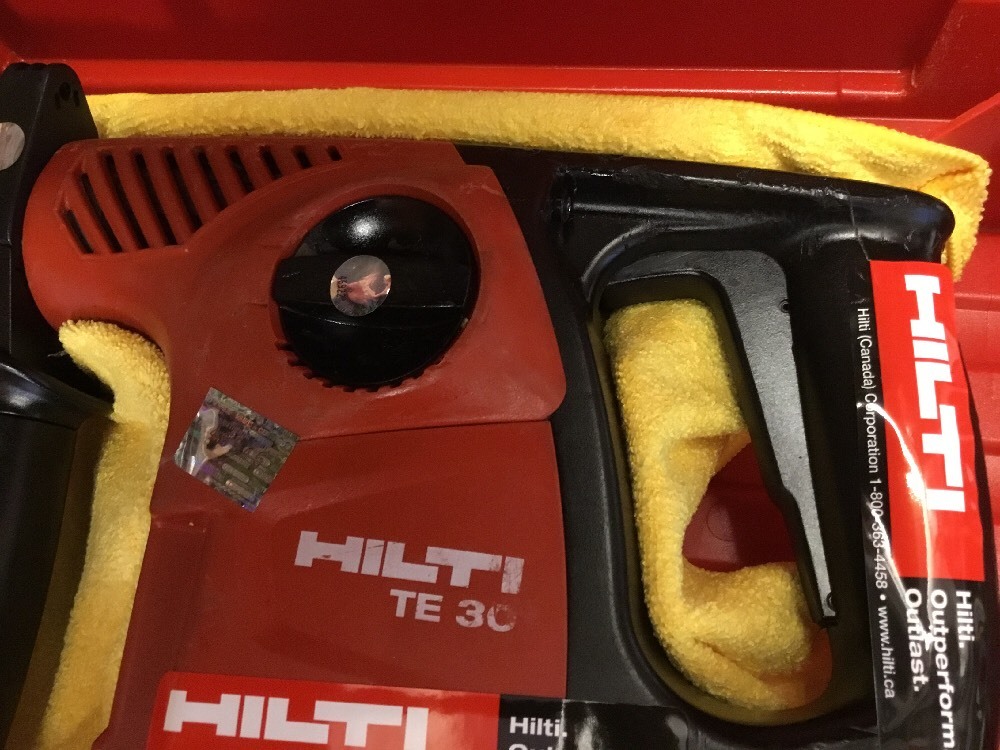 HILTI TE 30, PREOWNED , FREE ANGLE GRINDER, BITS, EXTRAS, FAST SHIP