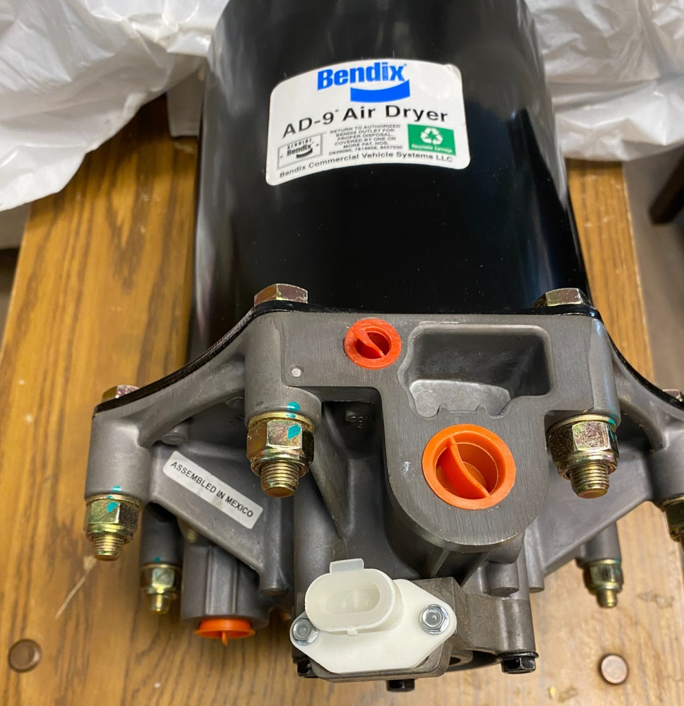 *NEW* BENDIX® GENUINE OEM AD-9 AIR DRYER With MOUNTING BRACKET 800202