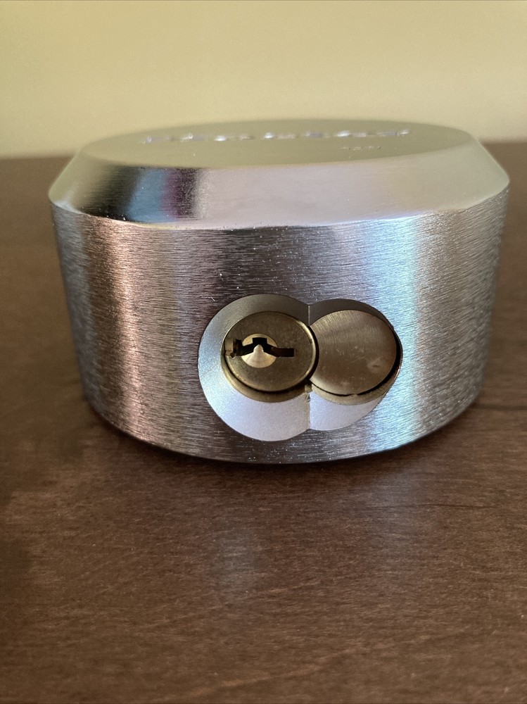 Master Lock 6271 Hidden Shackle Padlock -- NEW -- includes 2 keys