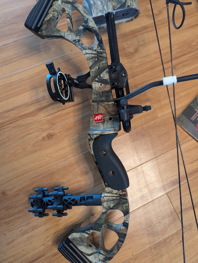 PSE Stinger Hunting Bow Package (with Case, arrows, release)