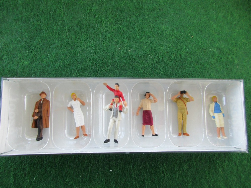 Preiser HO - Spectators Standing #10026 (NIB)