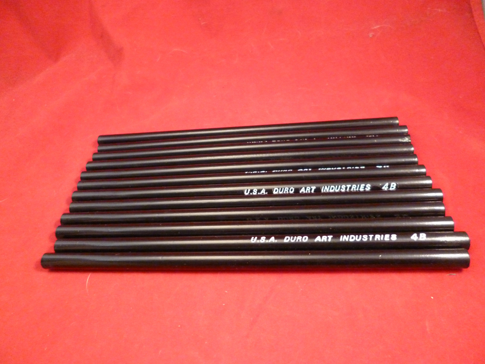 1 DOZEN (12)  VINTAGE DRAWING/SKETCHING PENCILS CHARCOAL ROUND 4B DURO ART USA