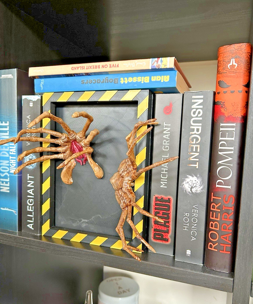 Alien Facehugger Book Nook LED Remote Control 16 Colour