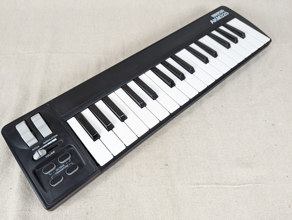 Midiplus AKM320 32-Key USB MIDI Keyboard Controller with Pitch and Mod Wheels