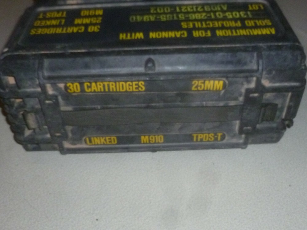EMPTY MILITARY AMMO SHELL M910 STORAGE CASE 25MM HARDCASE 30 CARTRIDGES LINKED