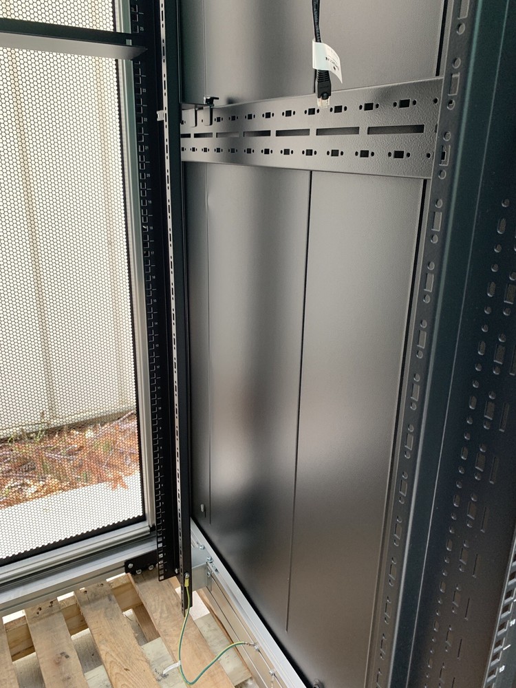 Emerson Knurr DCM Server Rack 42U 78"-48"-28"