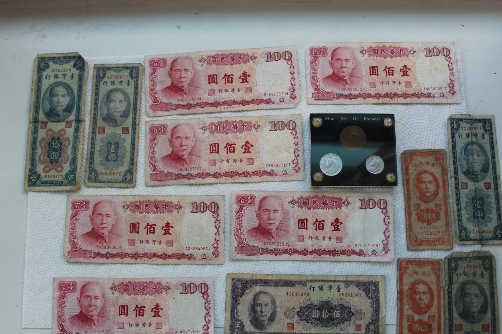 China (Taiwan) Banknotes and coins, 100Y (6), 50Y (1), 10Y(1), 1Y (2), 50C (2)