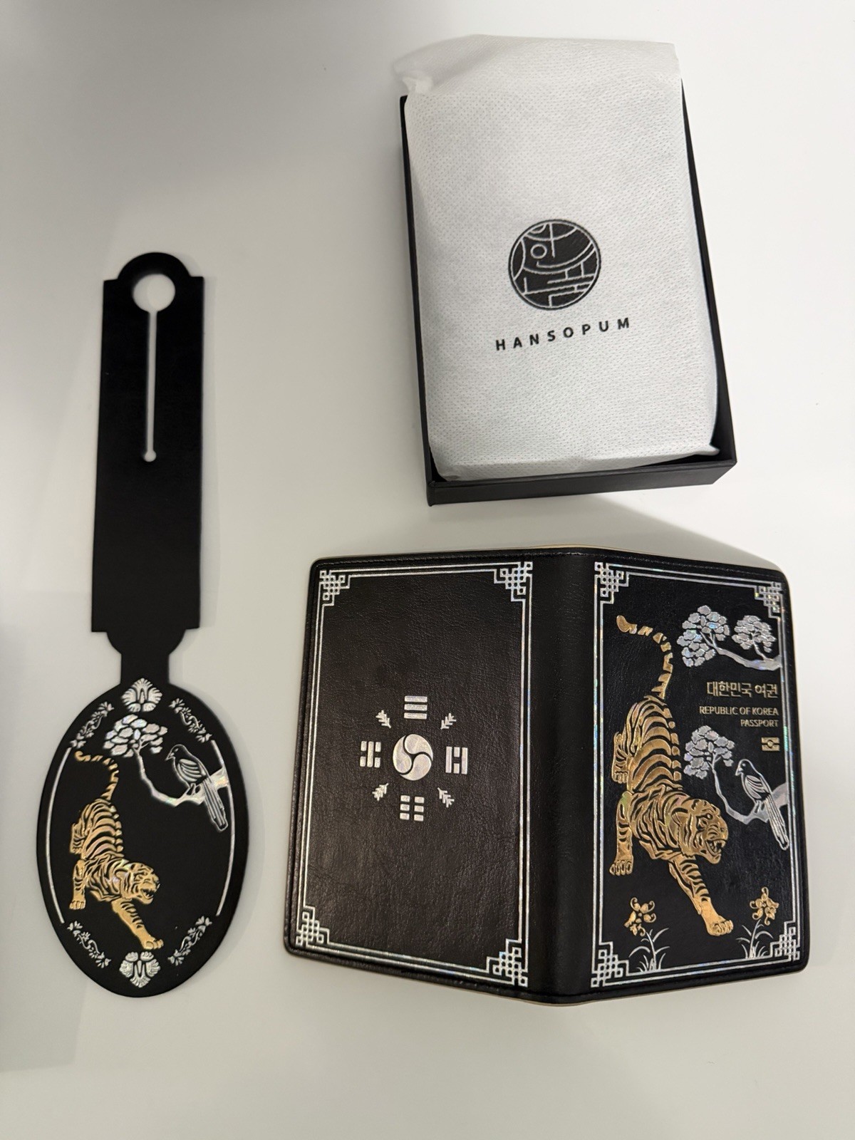 NWT Luxury Demon Hunters Hojakdo Korean Tiger Mother-of-Pearl Art Passport Case